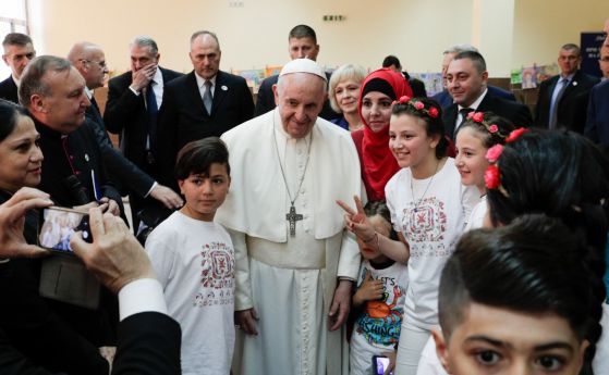 Папа Франциск към бежанците: Пътят ви не е лесен и е изпълнен с болка, но има надежда (снимки)