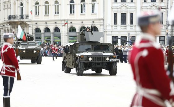 Танкове, самолети и ретро машини на военния парада по повод Деня на храбростта (снимки)