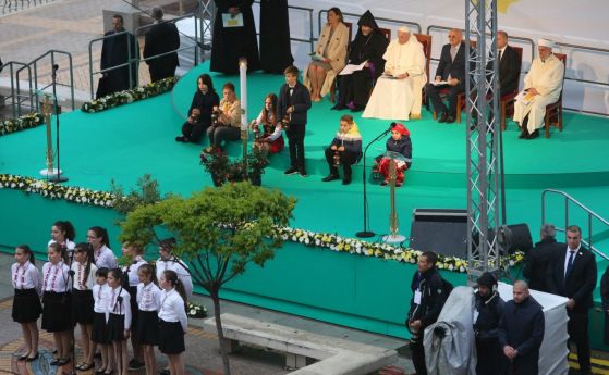 Силно послание за мир отправи папа Франциск в София, събирайки представители на няколко религии