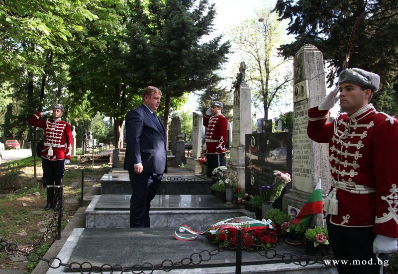 Министърът на отбраната Красимир Каракачанов се поклони пред паметта на големия