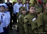 Бодра смяна в Русия: над 500 хлапета от детски градини във военни униформи на парад