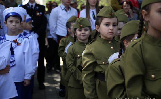 Бодра смяна в Русия: над 500 хлапета от детски градини във военни униформи на парад
