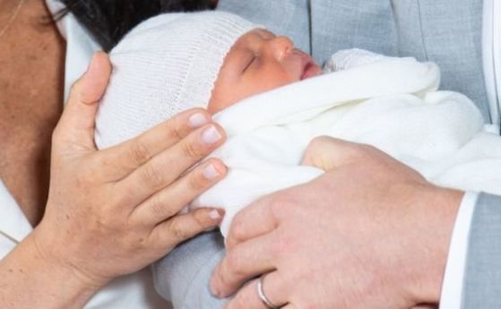 Първи снимки на новороденото кралско бебе: принц Хари и Меган Маркъл показаха сина си
