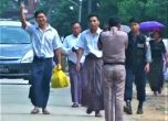 След 511 дни зад решетките Мианмар освободи журналисти от Ройтерс, носители на Пулицър