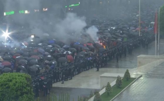 Протестите в Тирана не стихват, демонстрантите хвърлят коктейли ''Молотов'' по спецчастите