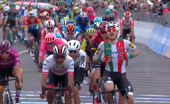 Гавирия спечели третия етап в Джирото след скандална дисквалификация на Вивиани