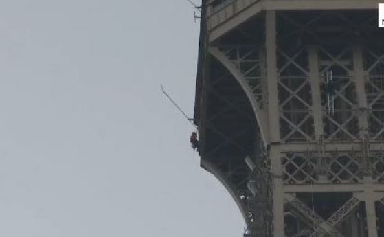 Айфеловата кула беше евакуирана заради мъж който се покатери на нея  