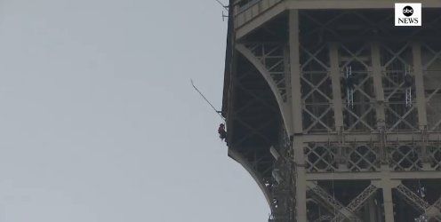 Айфеловата кула беше евакуирана заради мъж, който се покатери на нея. 