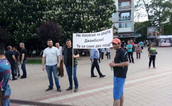 Воля: Срам! Каракачанов изпрати полицаи да пазят Джамбазки от хората
