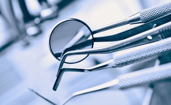 Повдигнаха обвинения на петима зъболекари за източване на Здравната каса