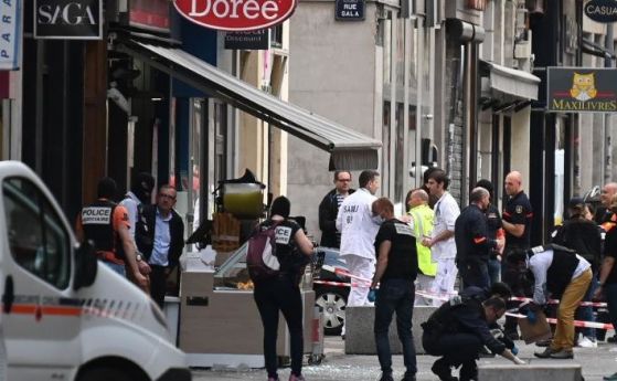 Полицията във Франция издирва извършителя на бомбена атака която рани