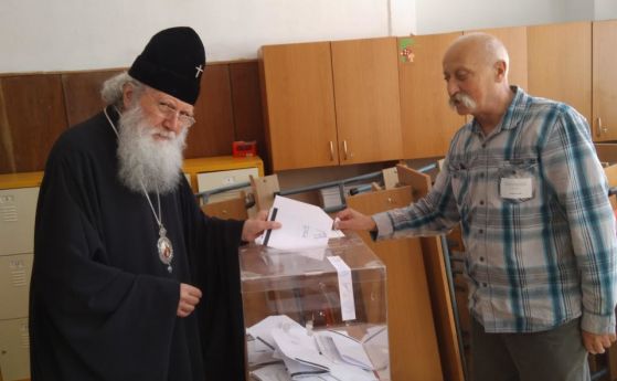 Патриарх Неофит гласува в 6-то училище в столицата
