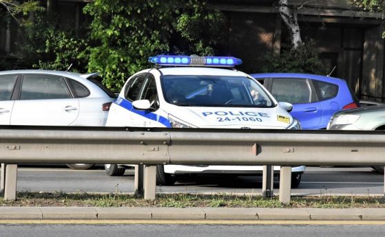 Пиян полицай събори с автомобила си билборд до Централна гара