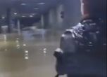 Спасители в наводненията: Играчи на Ботев Пловдив с кану помагат на хора (видео)