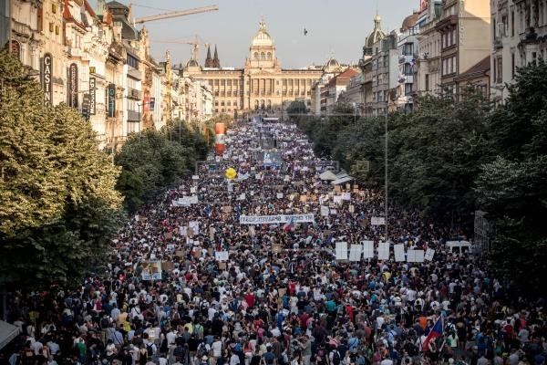 Чехия стана свидетел на най-големия политически протест от падането на