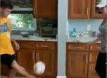 Бащичко? Играч на Челси и майка му демонстрират завидни умения с топката (видео)