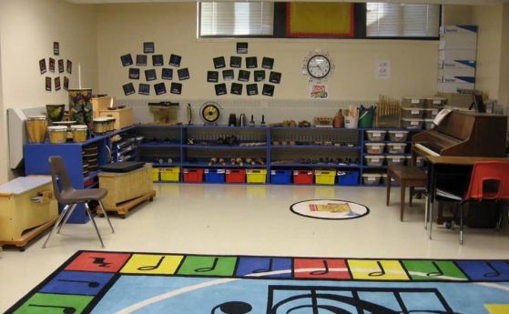 Училищен директор търси музикални инструменти за кабинет по музика