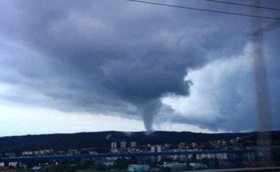 Торнадо вилня над Варна в ранния следобед