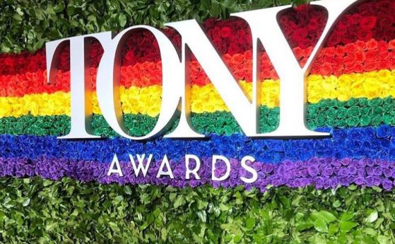 Блясък по червения килим на наградите 'Тони'