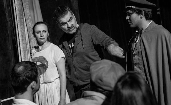 Габровският драматичен театър изненадващо в края на театралния сезон представя