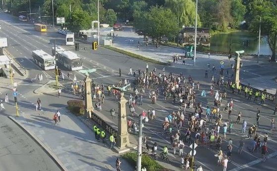 Около 150 екоактивисти блокираха и тази вечер Орлов мост в