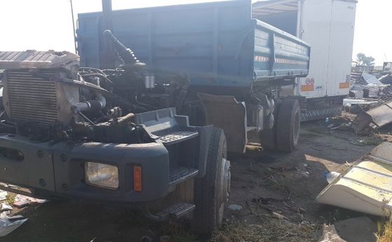 Шестима мъже които разфасоват краден камион залови МВР в Костинброд