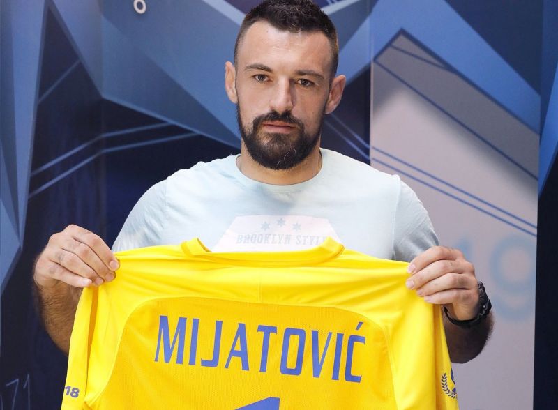 Левски подписа договор с черногорския вратар Милан Миятович, съобщиха от
