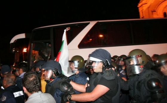 Полицаят, обвинен в побой на протестиращ в нощта на белия автобус, осъди прокуратурата за 30 000 лв.