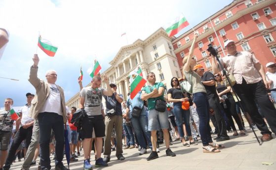 Малките кабелни оператори излязоха на протест пред Министерския съвет