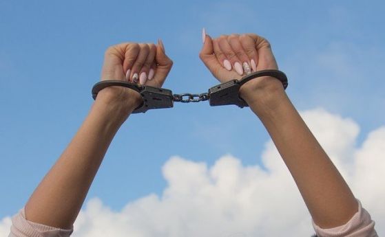 В Гърция арестуваха 19 годишна българка за разпространение на материали с