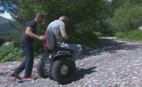Мъж с увреждане покори Черни връх в инвалидна количка
