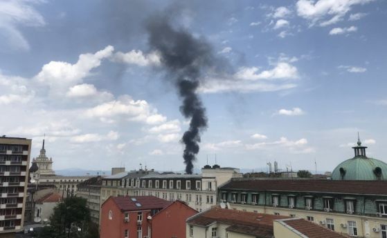 Гъст черен дим се издигна в центъра на София лесно