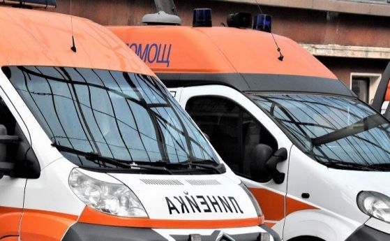 Жена загина, а петима са ранени при катастрофа на пътя към ГКПП Лесово