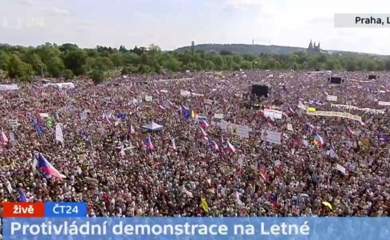 Стотици хиляди чехи излязоха днес на най-масовия протест от падането на комунизма