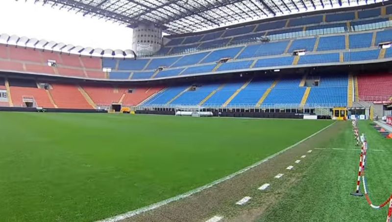 Митичният стадион Джузепе Меаца, който е дом на италианските грандове Милан