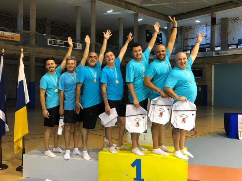 Седем татковци на малки художествени гимнастички от испанския клуб Тасмания