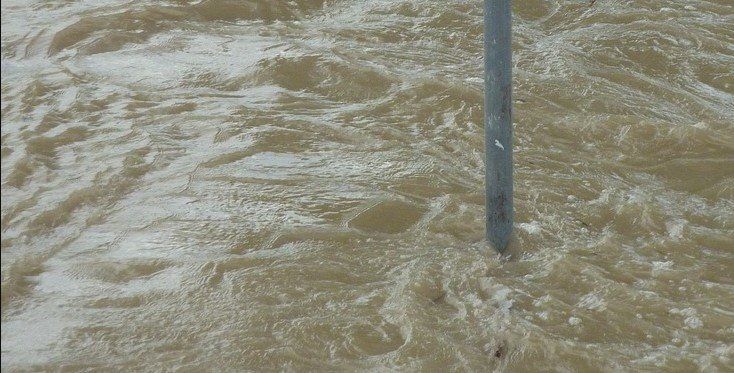Бедствено положение е обявено в Котел, след като река Котленска излезе от