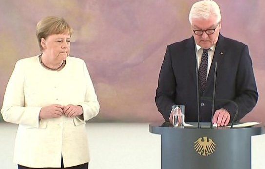 Германският канцлер Ангела Меркел получи нов пристъп.  Тя отново започна