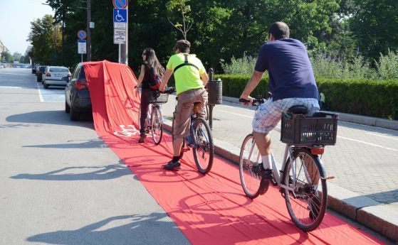 Импровизирана велоалея от червен килим покри неправилно паркиран автомобил а