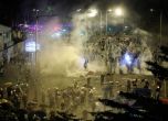 Протестиращи в Хонконг взломиха парламента, полицията ги разпръсна със сълзотворен газ