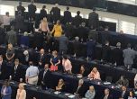 Защо депутатите на Фараж обърнаха гръб на химна на Европа?