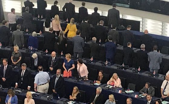 При първото заседание на новия състав на Европарламента членовете на  Партията
