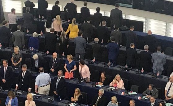 Защо депутатите на Фараж обърнаха гръб на химна на Европа?