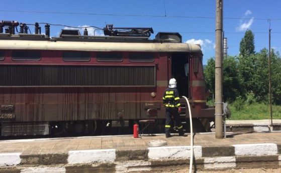 Запали се локомотивът на пътническия влак Ямбол Бургас съобщи