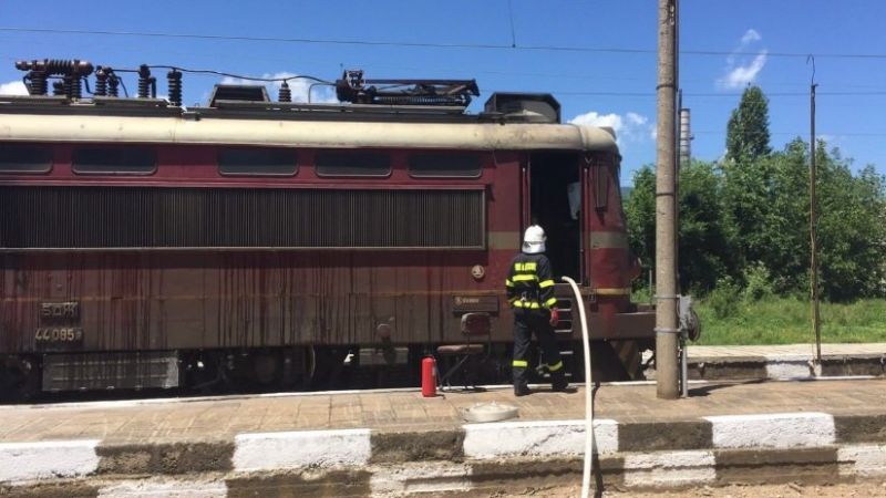 Запали се локомотивът на пътническия влак Ямбол - Бургас, съобщи