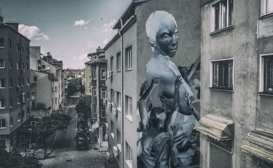 Артист на Ватикана изрисува дома на Вапцаров в София (снимки)