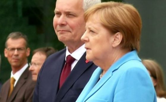Германският канцлер Ангела Меркел получи трети пристъп на публично събитие