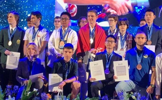 Учениците от българския отбор с пет медала на Международната олимпиада по физика