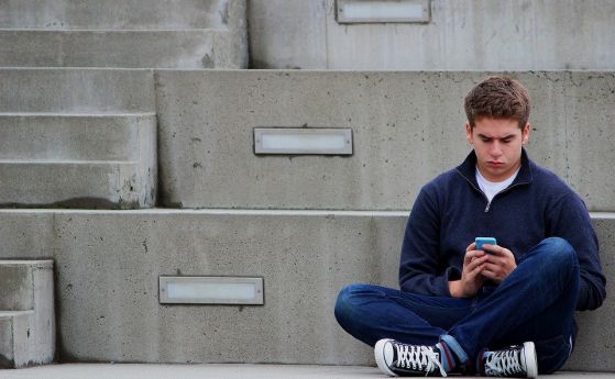 Социалните медии увеличават риска от депресия при тийнейджърите