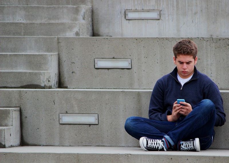 Социалните медии увеличават риска от депресия при тийнейджърите, показва ново проучване, цитирано